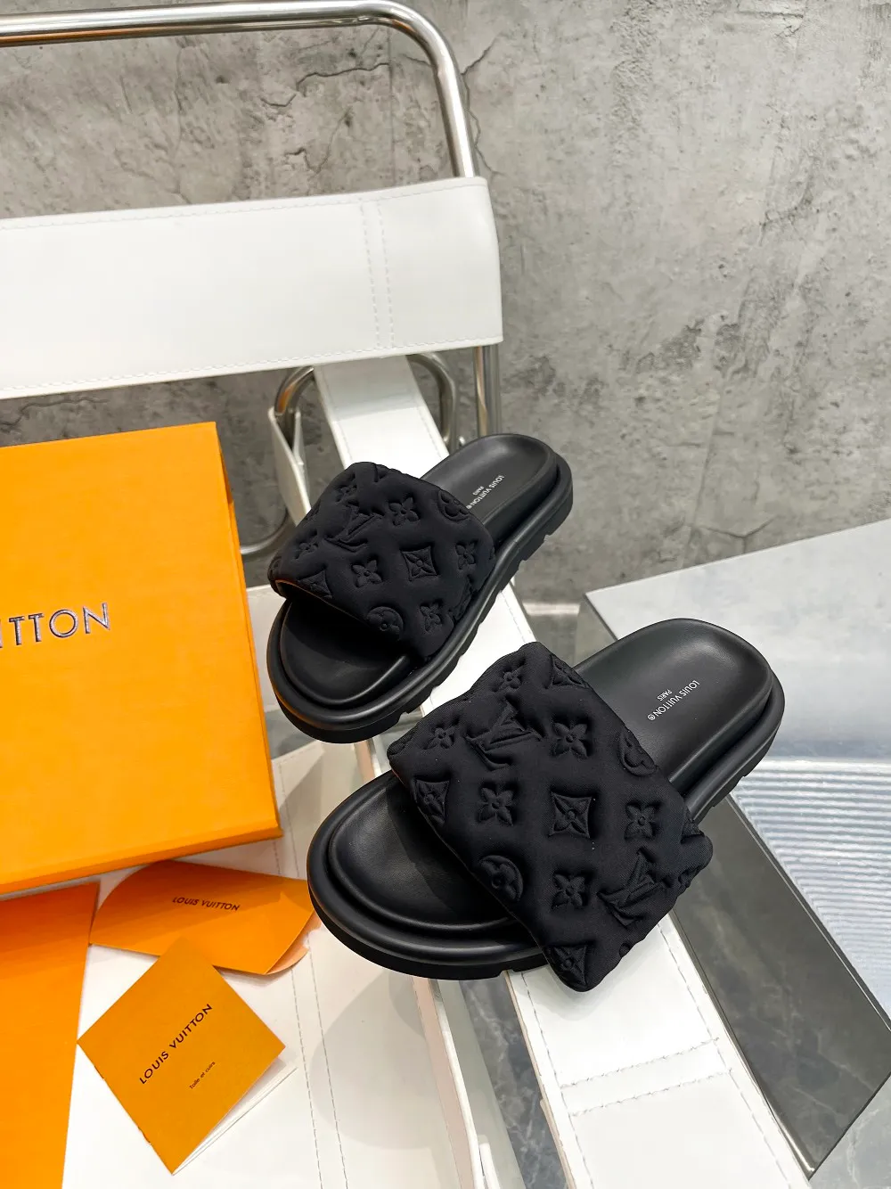 👟👟Ex-factory price 360👟👟 Women's shoes, women's clothing, LV couples' models, the counter features the latest embossed slippers, hard goods, new arrival🆕 ❥! Full of high-end feel! A popular model among bloggers at home and abroad, it’s retro and fashionable and looks amazing on your feet! Mainly recommended models on the official website ▪️Upper: Highly customized mercerized cloth➕embossed ▪️Inner lining: Imported goatskin lining ▪️Outsole: Original molded non-slip and wear-resistant foam sole ▪️Size: Female 35-41 Male 4l-45